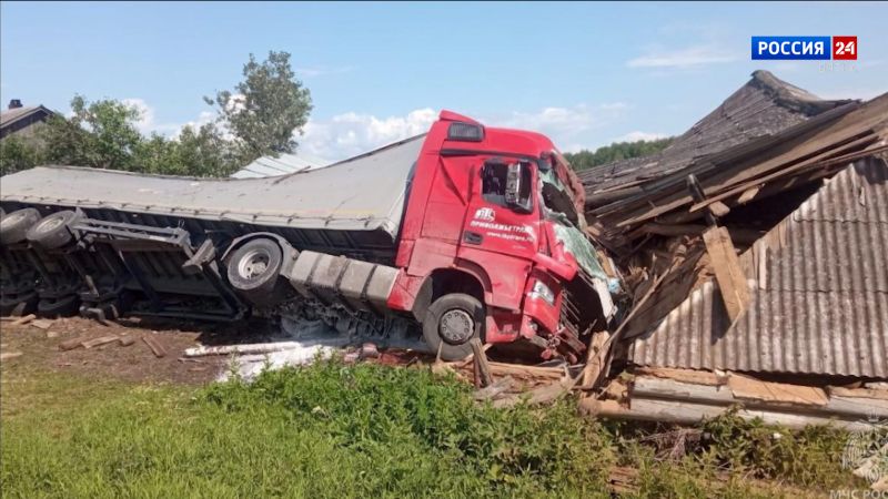 В поселке Тужа грузовик врезался в нежилой дом