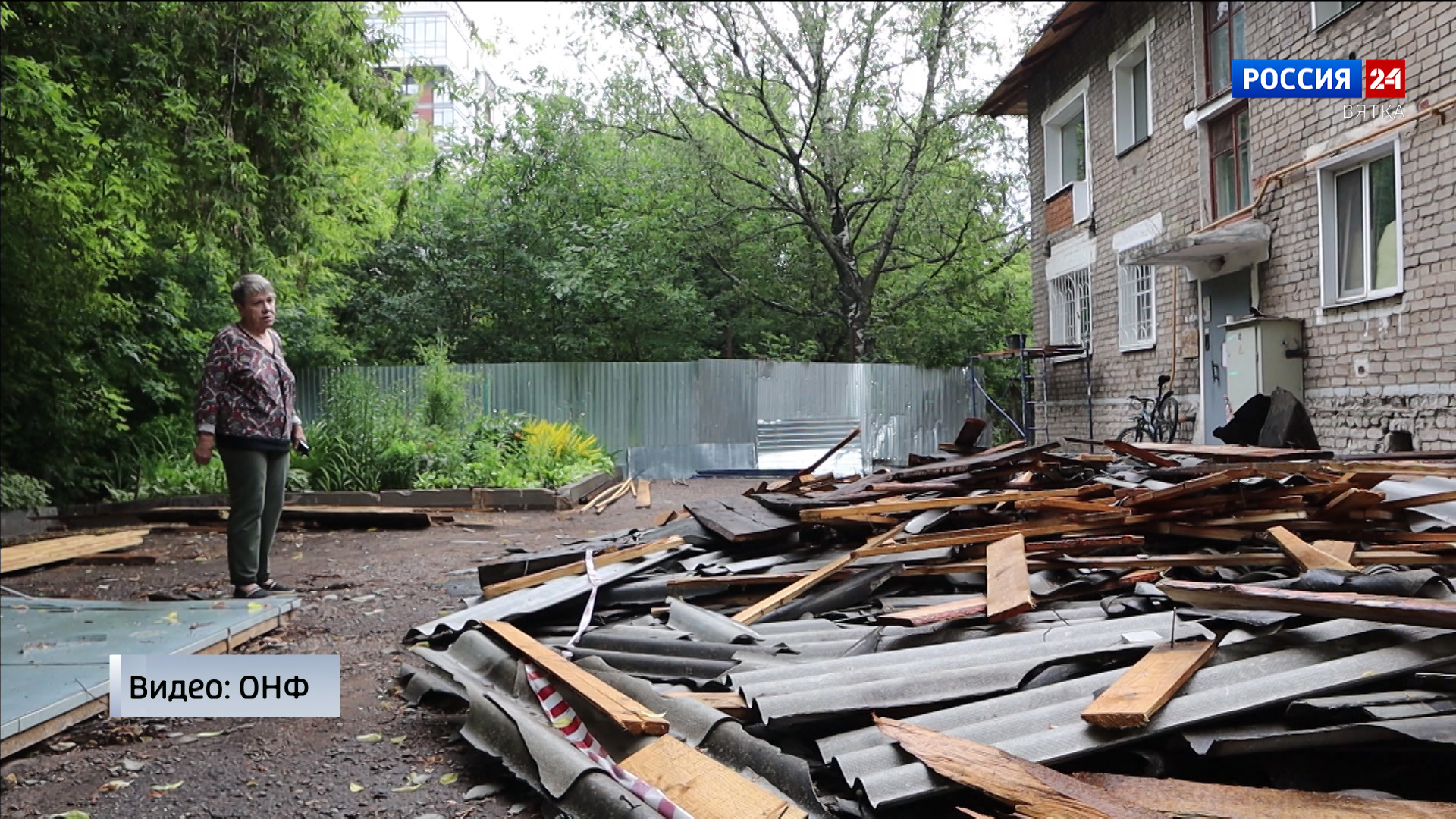 В Кирове на улице Ленина опасная свалка перегородила подъезд к дому |  03.07.2023 | Киров - БезФормата