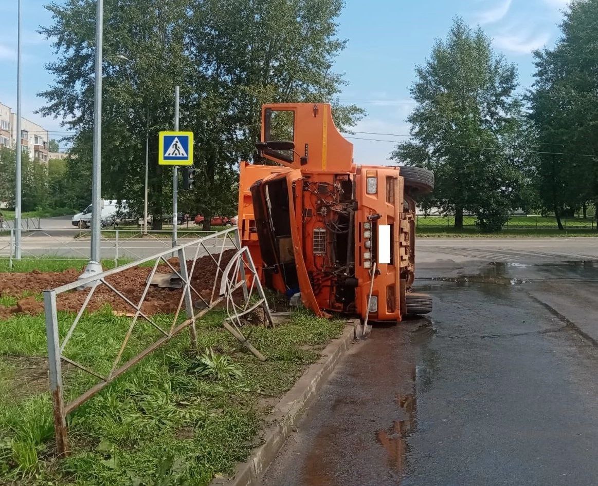 В четверг в Кировской области с трассы ушли три машины | 04.08.2023 | Киров  - БезФормата