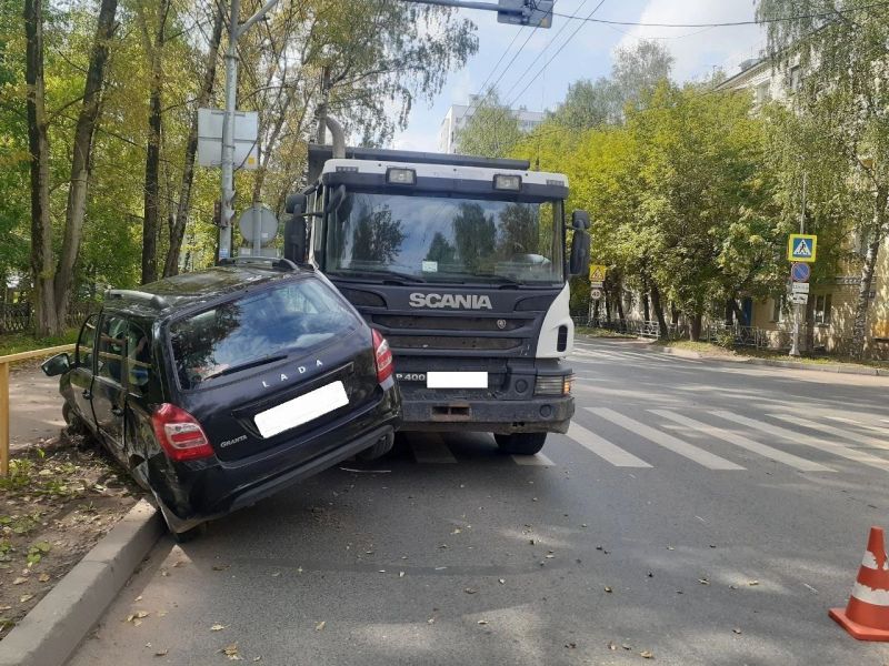 В Кирове на Щорса дорогу не поделили «Скания» и две «Лады»