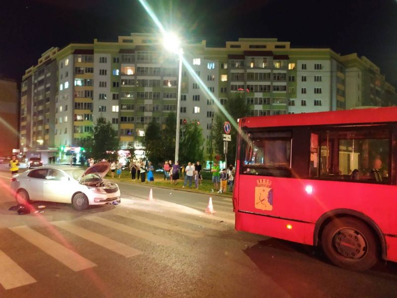 В пятницу вечером в Чистых Прудах иномарка столкнулась с автобусом