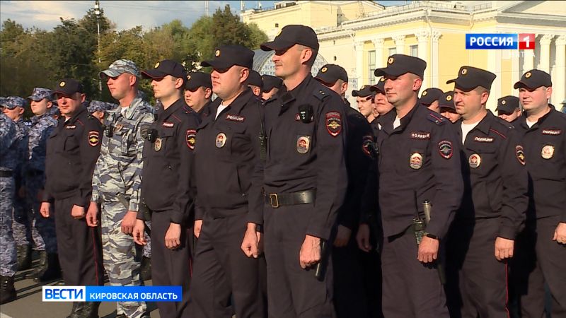 В Кирове прошел строевой смотр подразделений УМВД и Росгвардии