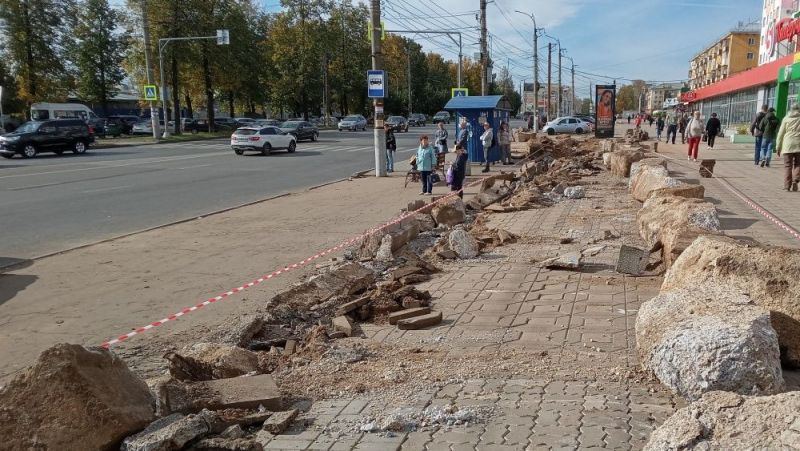 Возле привокзальной площади точечно благоустраивают территорию