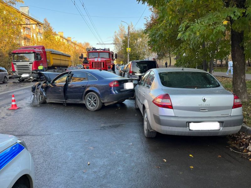 В Кирове столкнулись грузовик и легковой автомобиль