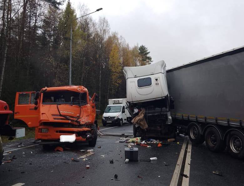 В Юрьянском районе столкнулись два грузовика