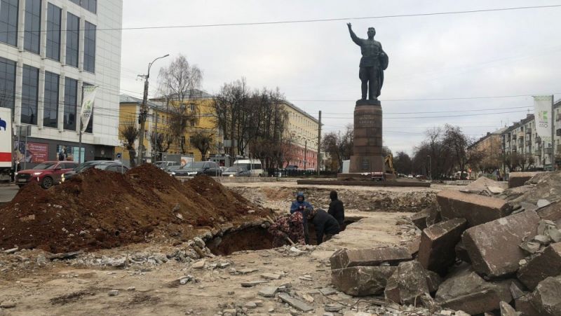 Территорию у памятника С.М. Кирову начали благоустраивать