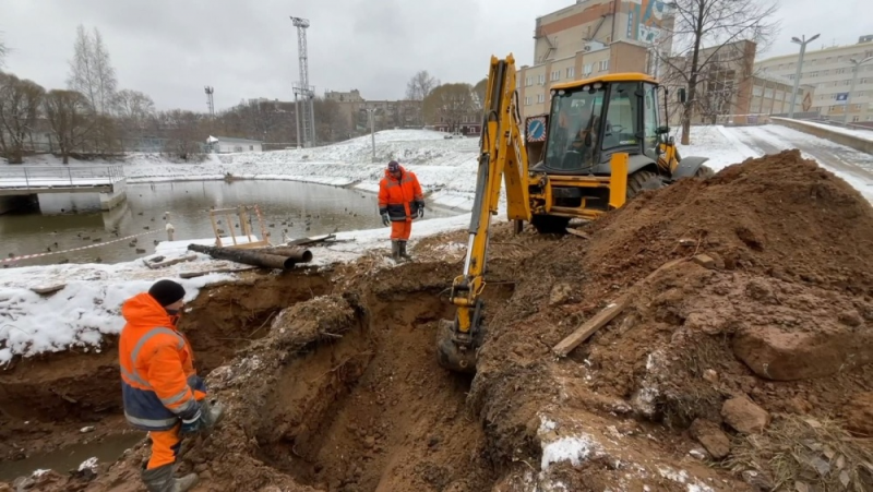 Провал у сквера Железнодорожников в Кирове устраняют