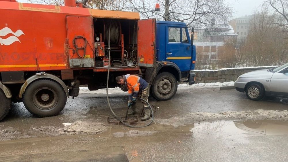 В Кирове прочистили ливневую канализацию