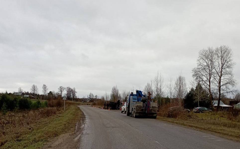 В Оричевском районе перевернулся грузовик с прицепом