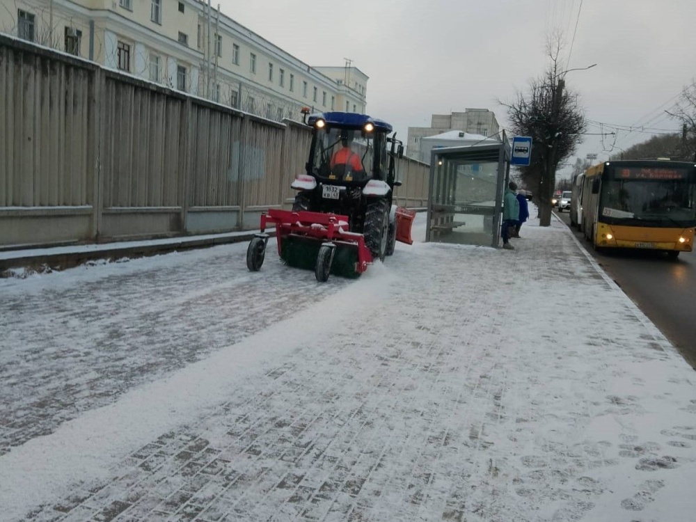 В Кирове устраняют скользкость на тротуарах