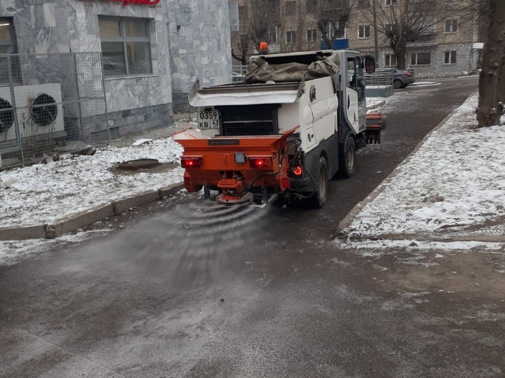 Кировским подрядчикам рекомендовали снизить использовать меньше пескосоляной смеси