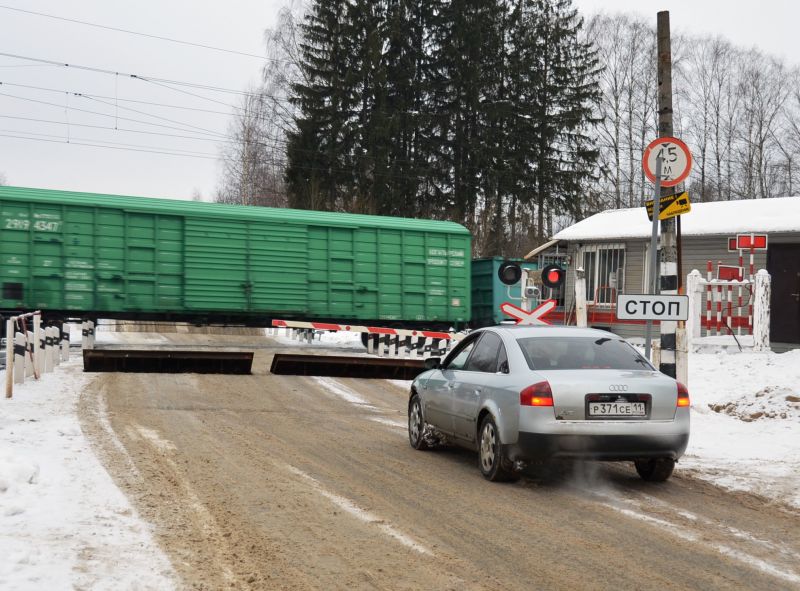 В Радужном ограничат движение по переезду