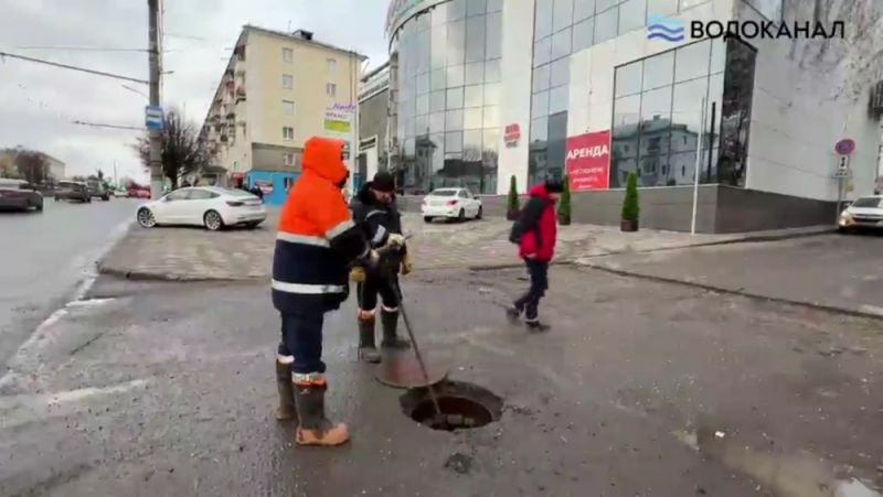 Кировский водоканал оперативно устранил утечку возле ЦУМа