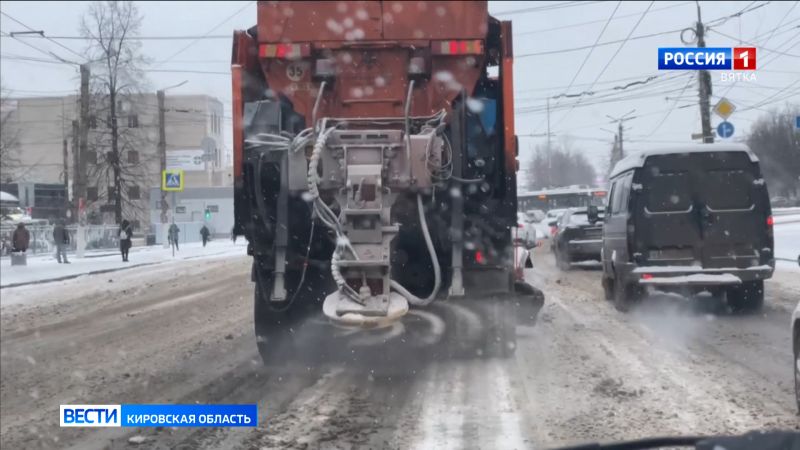 Кировские дороги очищают от снега круглосуточно