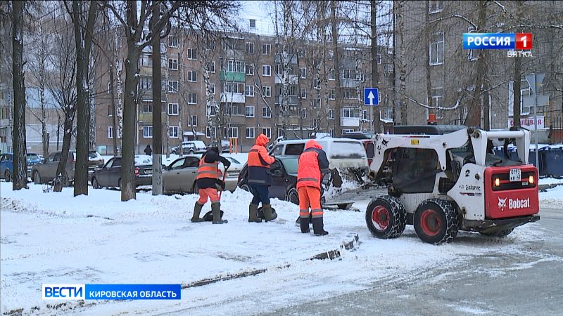 На улицы Кирова после снегопадов выведены десятки единиц техники