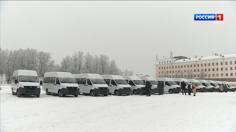 В 7 районов Кировской области отправили 13 новых микроавтобусов