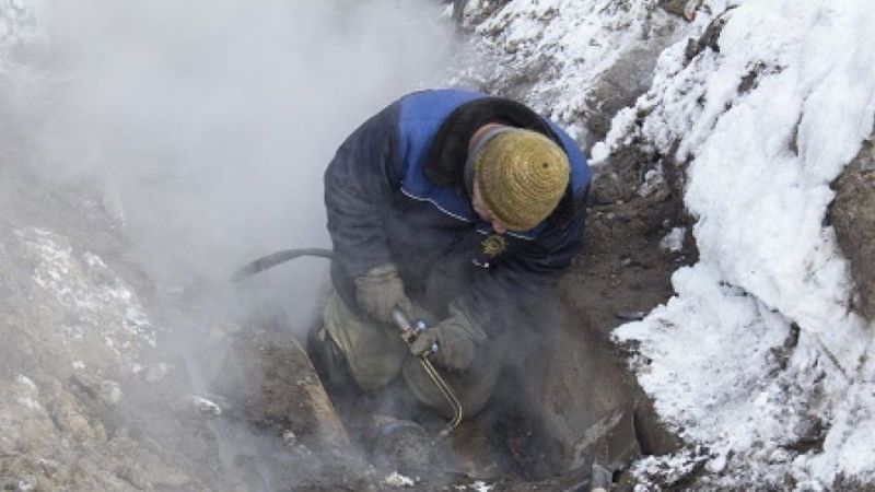 В Кирове на перекрестке улиц Розы Люксембург и Свободы устраняют аварию на водопроводе