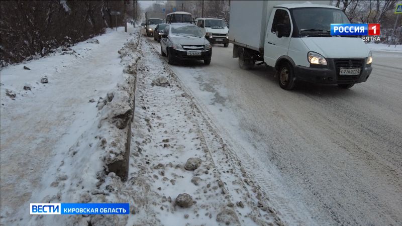 Кировчане жалуются на неочищенные дороги и тротуары от снега