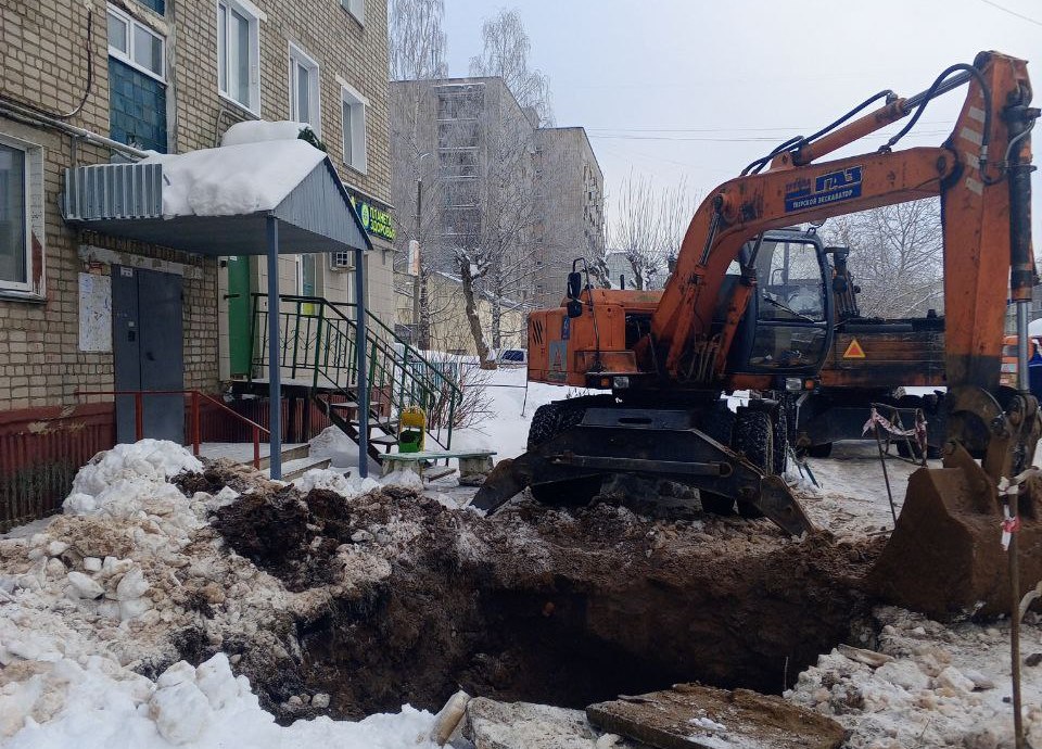 В Кирово-Чепецке оперативно устраняют дефект на водопроводе