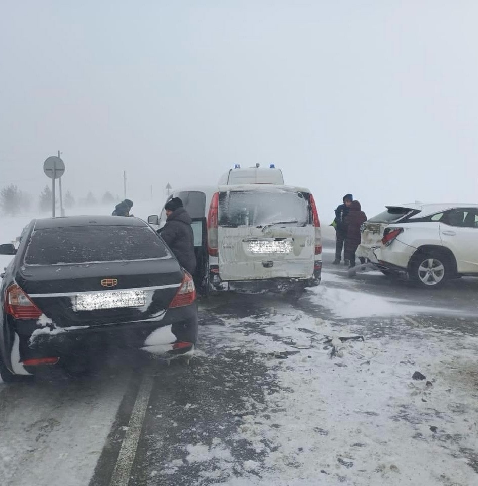 Пять авто столкнулись в непогоду на трассе в Вятскополянском районе