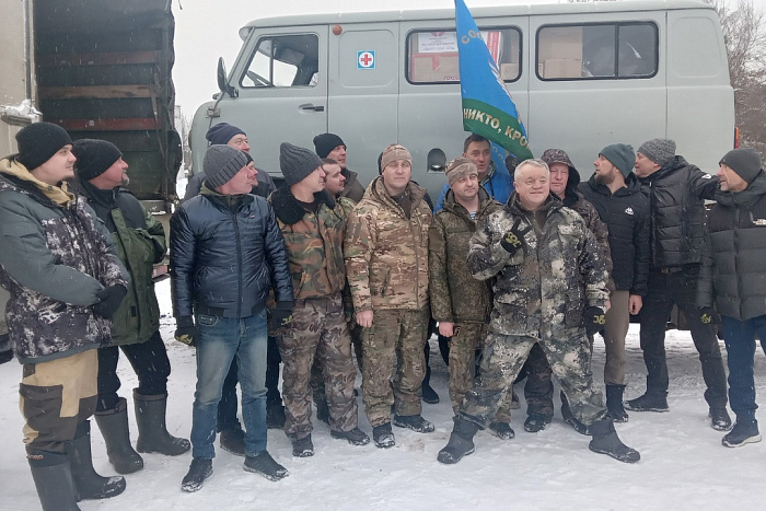 Три «УАЗа» и грузовик с гуманитарной помощью отправили десантникам в зоне СВО кировчане