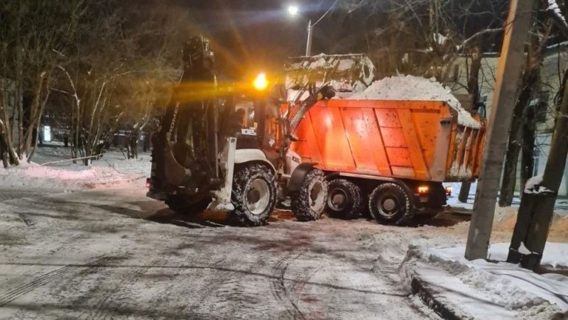 В госжилинспекции пояснили, кто должен вывозить снег из дворов многоквартирных домов