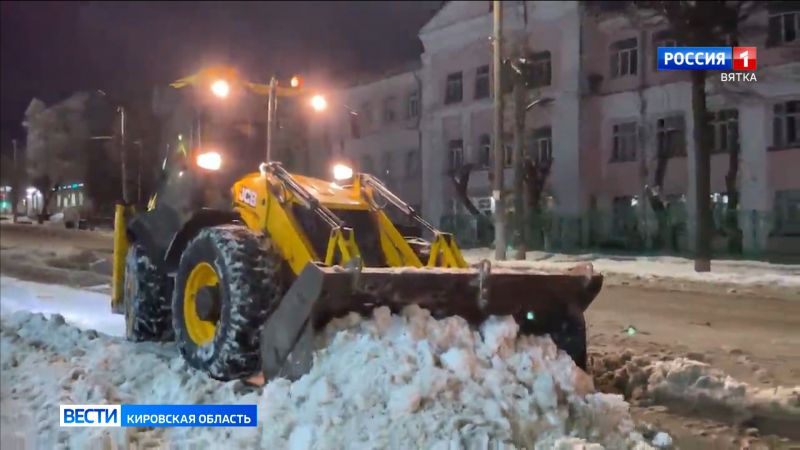 В Кирове устраняют скользкость на дорогах и тротуарах