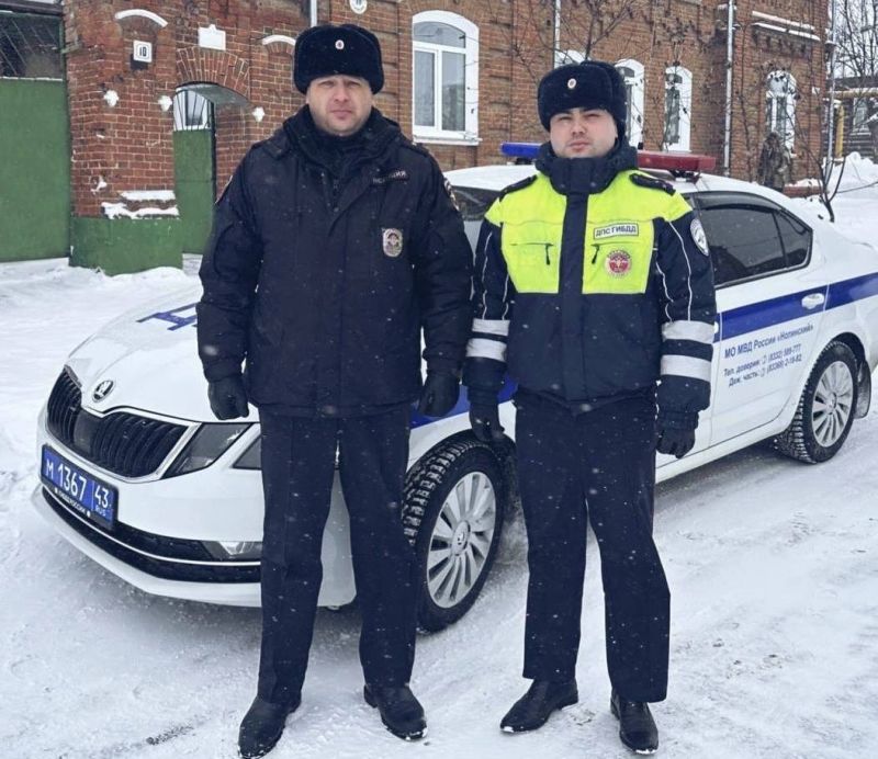 В Кировской области сотрудники Госавтоинспекции спасли водителя и пассажирку, попавших в аварию на трассе