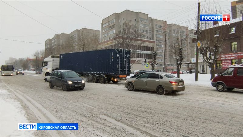 Из-за снегопада в Кировской области ограничили движение большегрузов