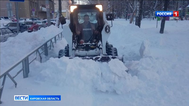 В Кирове продолжают ликвидировать последствия метели