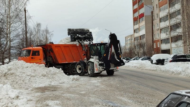 В Кирове суточные объемы вывоза снега превысили 20 тысяч кубометров