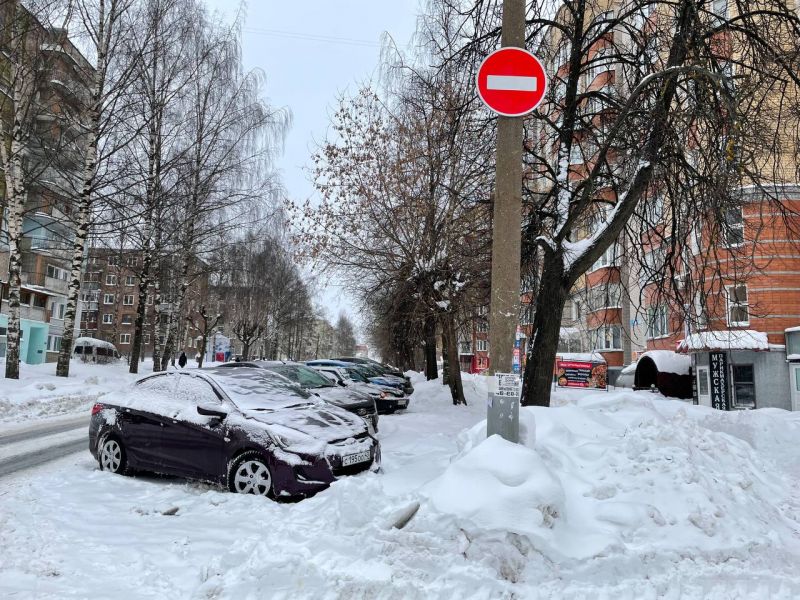 Кировчан просят убрать машины с улицы Советской и Розы Люксембург