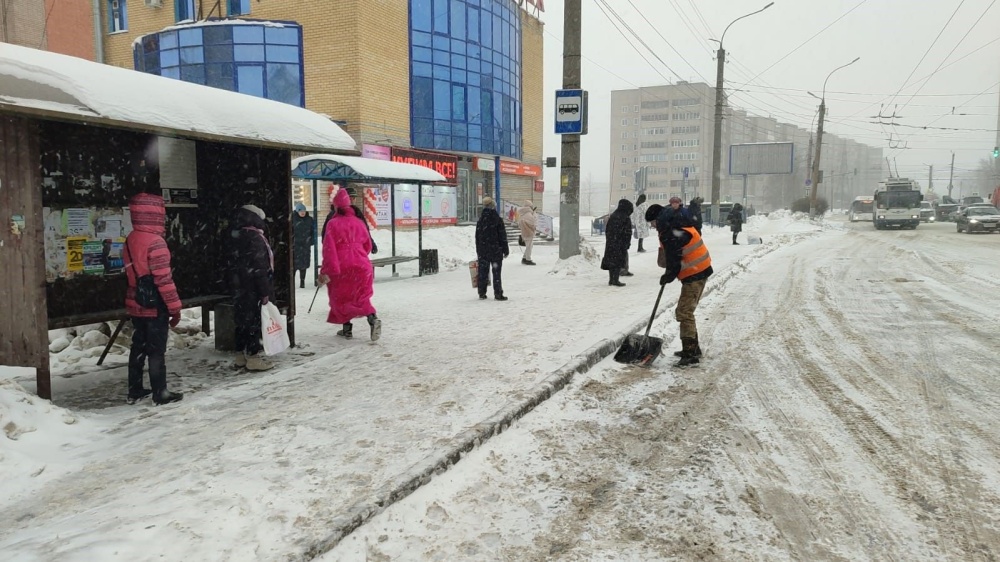 В Кирове дорожники усилили свою работу в связи со снегопадами