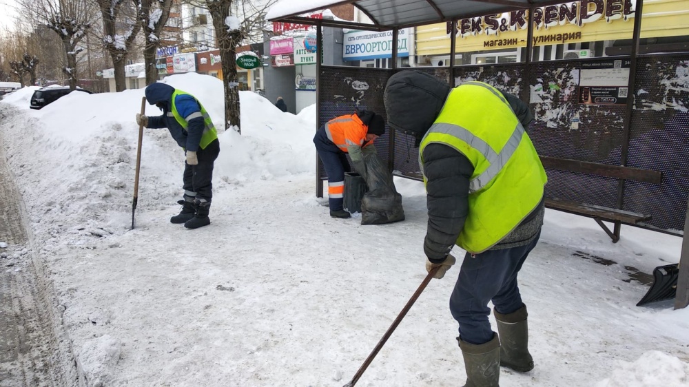 В Кирове лед с тротуаров и остановочных карманов очищают вручную