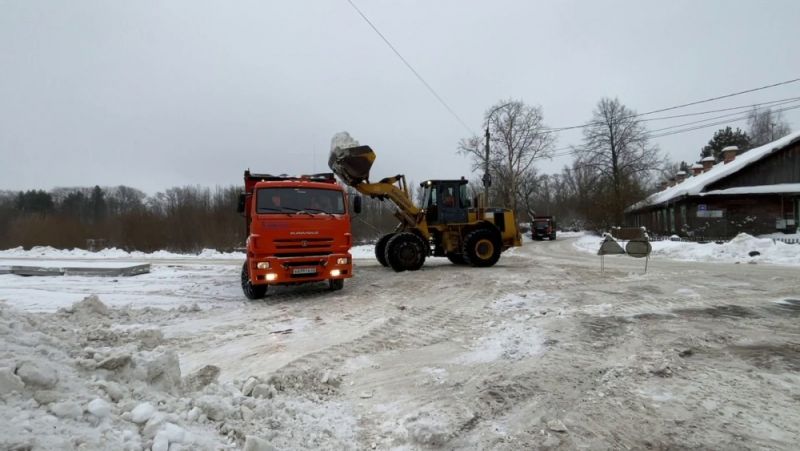 В Кирове снег с улиц вывозят не только по ночам