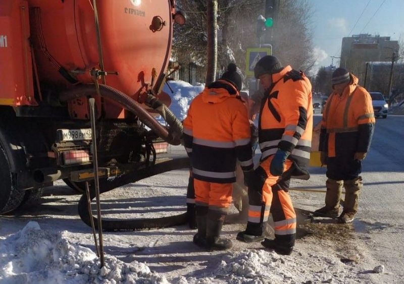 «Водоканал» устраняет коммунальную аварию в Кирове на улице Милицейской