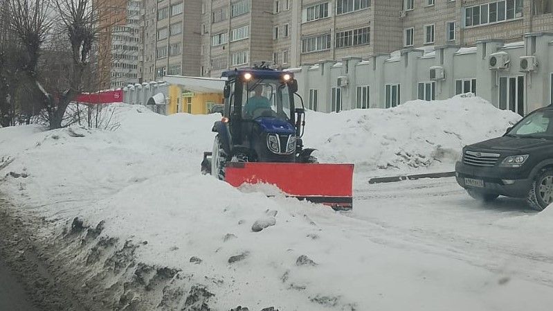 В Кирове усилили борьбу с гололедом на пешеходных зонах