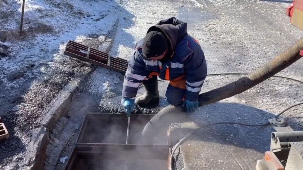 В Кирове проводят очистку ливневок