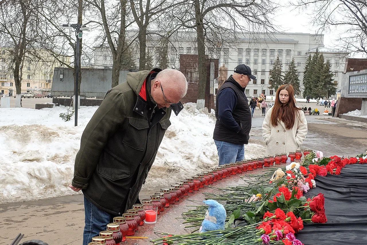 Александр Соколов принес цветы к мемориалу на Театральной площади » ГТРК  Вятка - новости Кирова и Кировской области