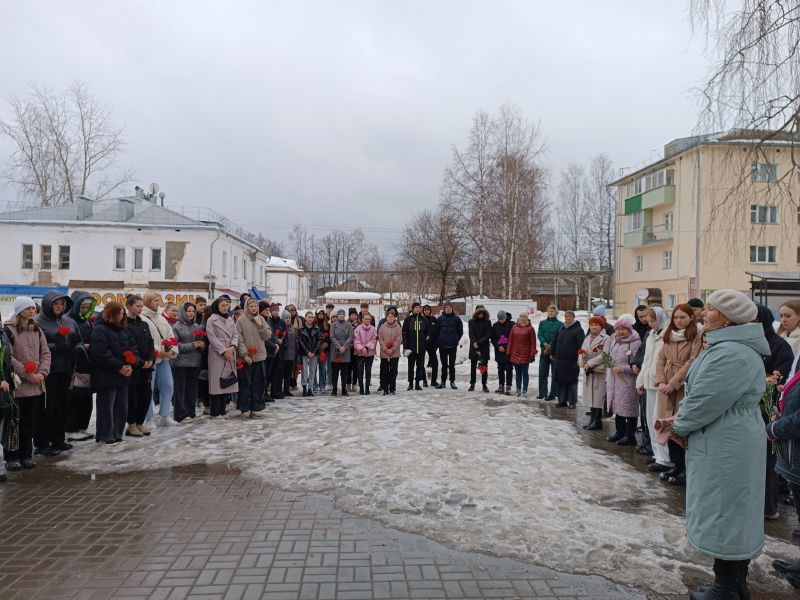 Студенты из Омутнинска возложили цветы в память о жертвах теракта в «Крокус Сити Холле»