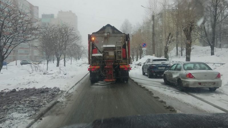 В Кирове проводят противогололедную обработку улиц