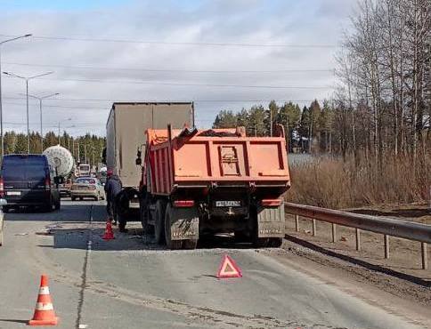 В Кирове столкнулись два грузовика