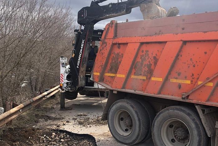 В Вятскополянском районе дорожники оперативно устранили подмытие дороги