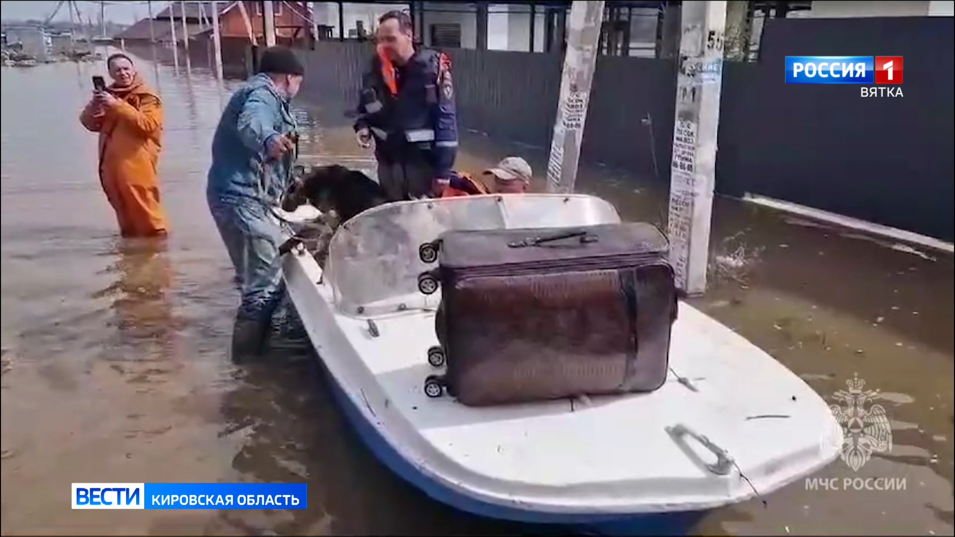 Кировские спасатели продолжают оказывать помощь населению Оренбуржья