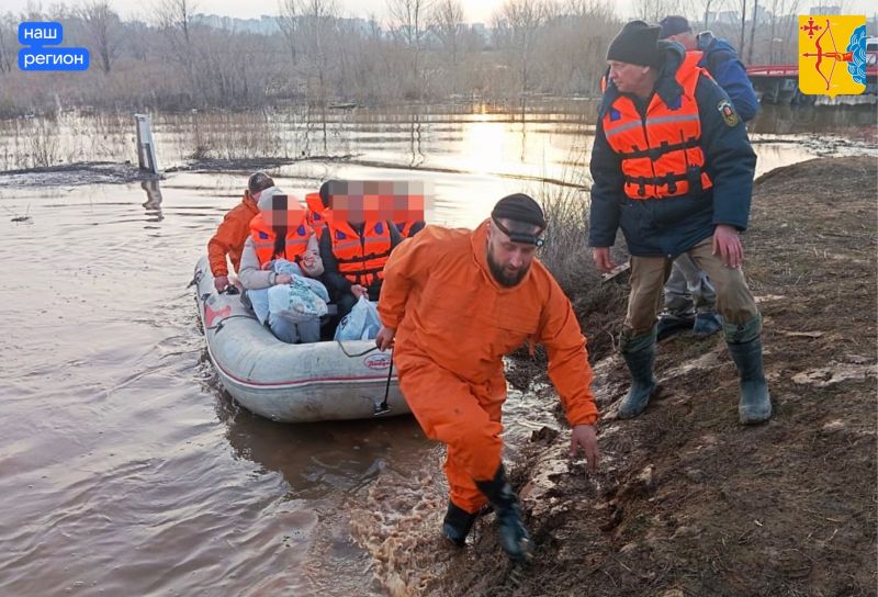 Спасатели из Кировской области эвакуируют пострадавших от паводка жителей Оренбуржья