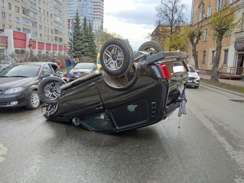 В центре Кирова перевернулся автомобиль