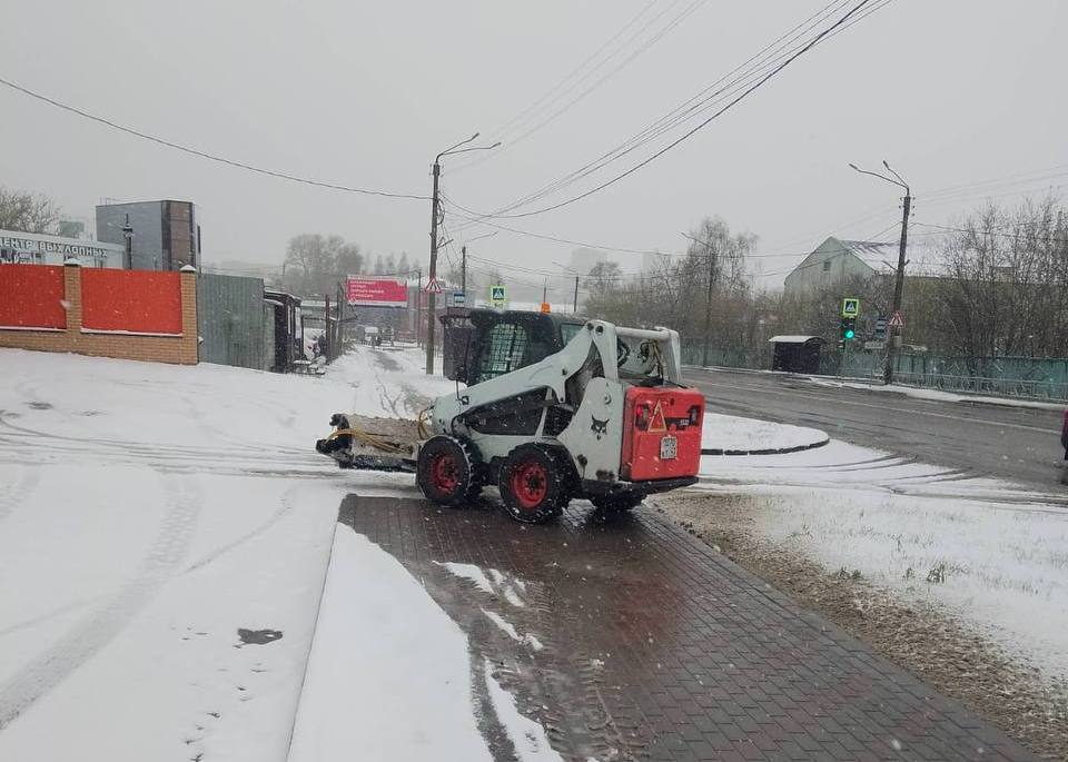 Дороги Кирова ночью обработали противогололедными материалами