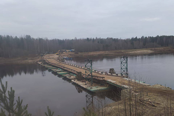 Движение по наплавному мосту через реку Луза открыли