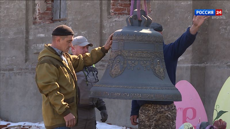 В селе Среднеивкино состоялось освящение и подъём колоколов на колокольню Троицкого храма