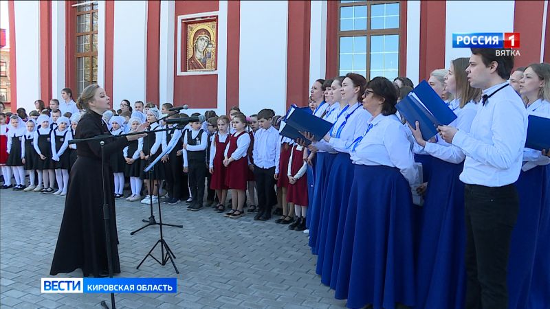 На территории Спасского собора состоялся концерт в рамках проекта «Поющие храмы Вятки»